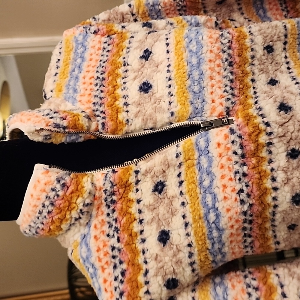 Sweater / Jacket - Picture 2 of 4